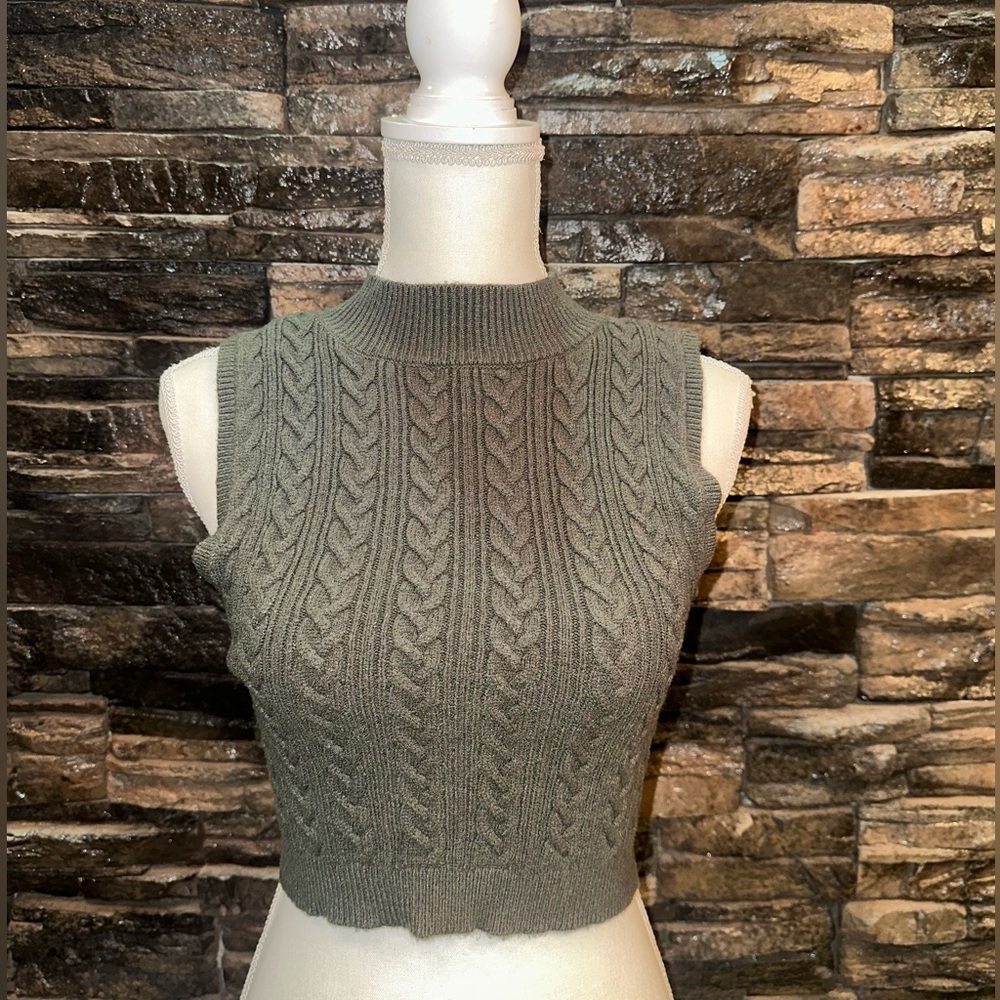 Cable Knit Sleeveless Sweater Crop Top 🧶 - Picture 1 of 4